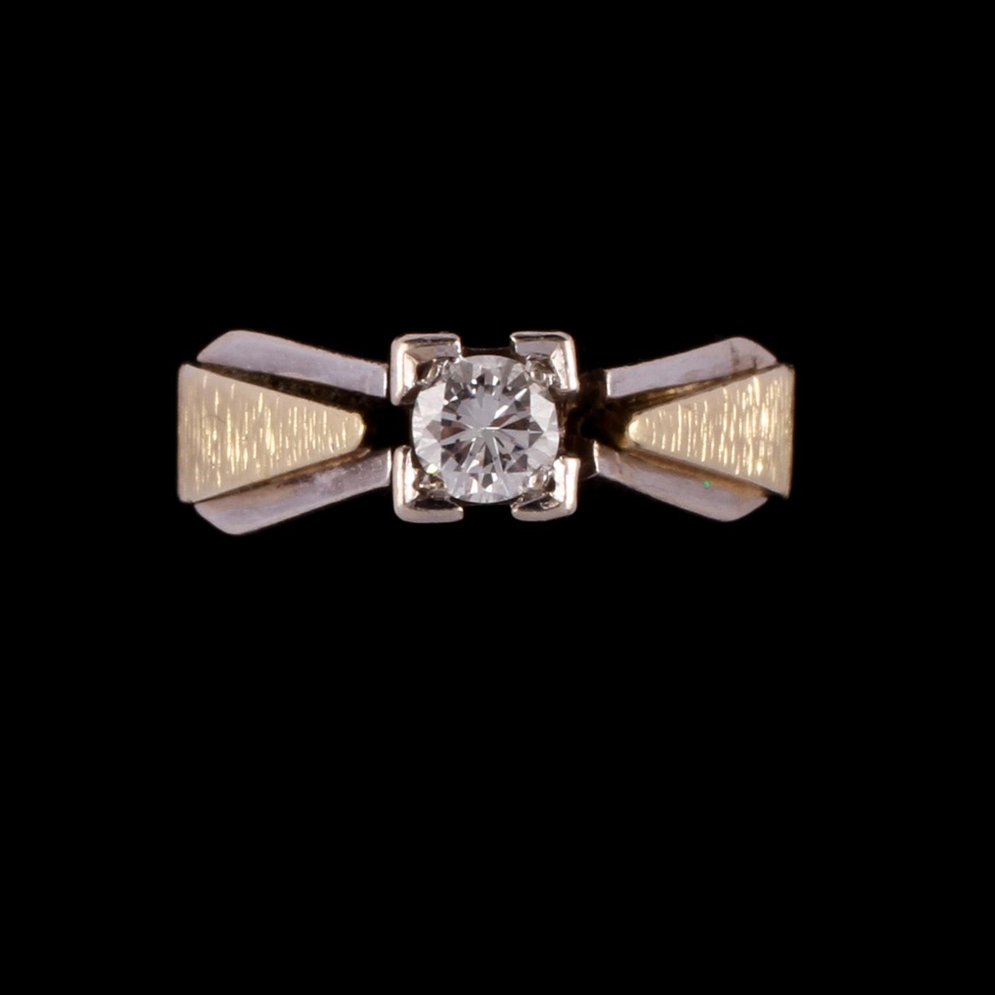 RING, 14k guld och vitguld med briljantslipad diamant ca 0.30 ct. Vikt 6 g.