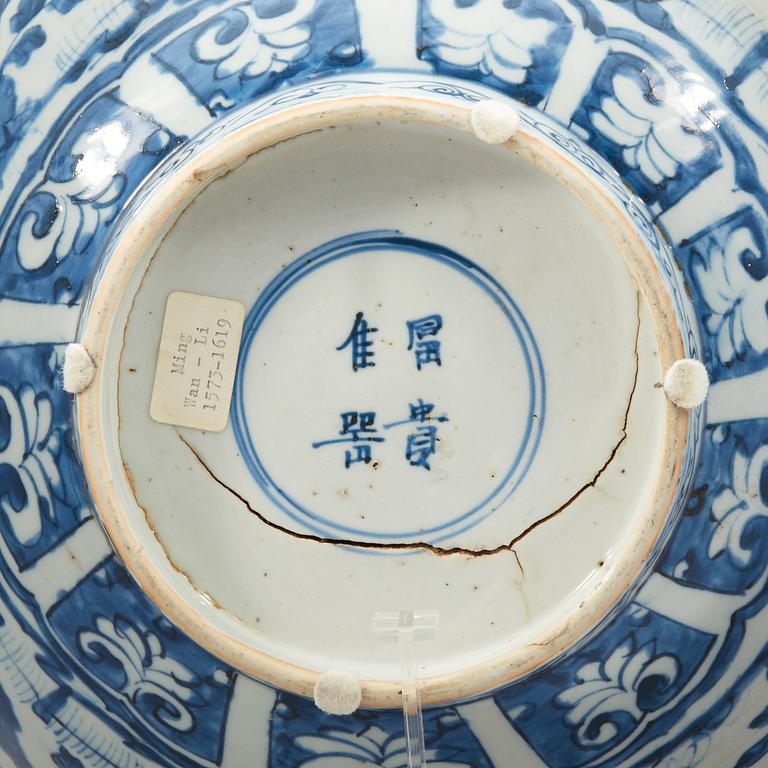 A large blue and white bowl, Ming dynasty, Wanli (1572-1620).