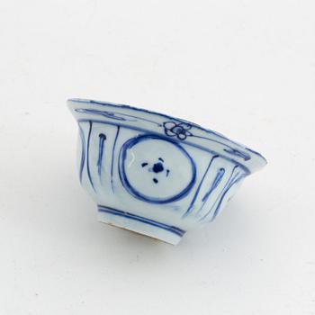A Chinese blue and white "Kraak" bowl, Ming dynasty (1368-1644).