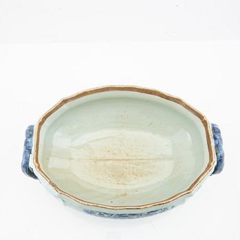 A Chinese blue and white export porcelain tureen with cover, Qing dynasty, 18th century.