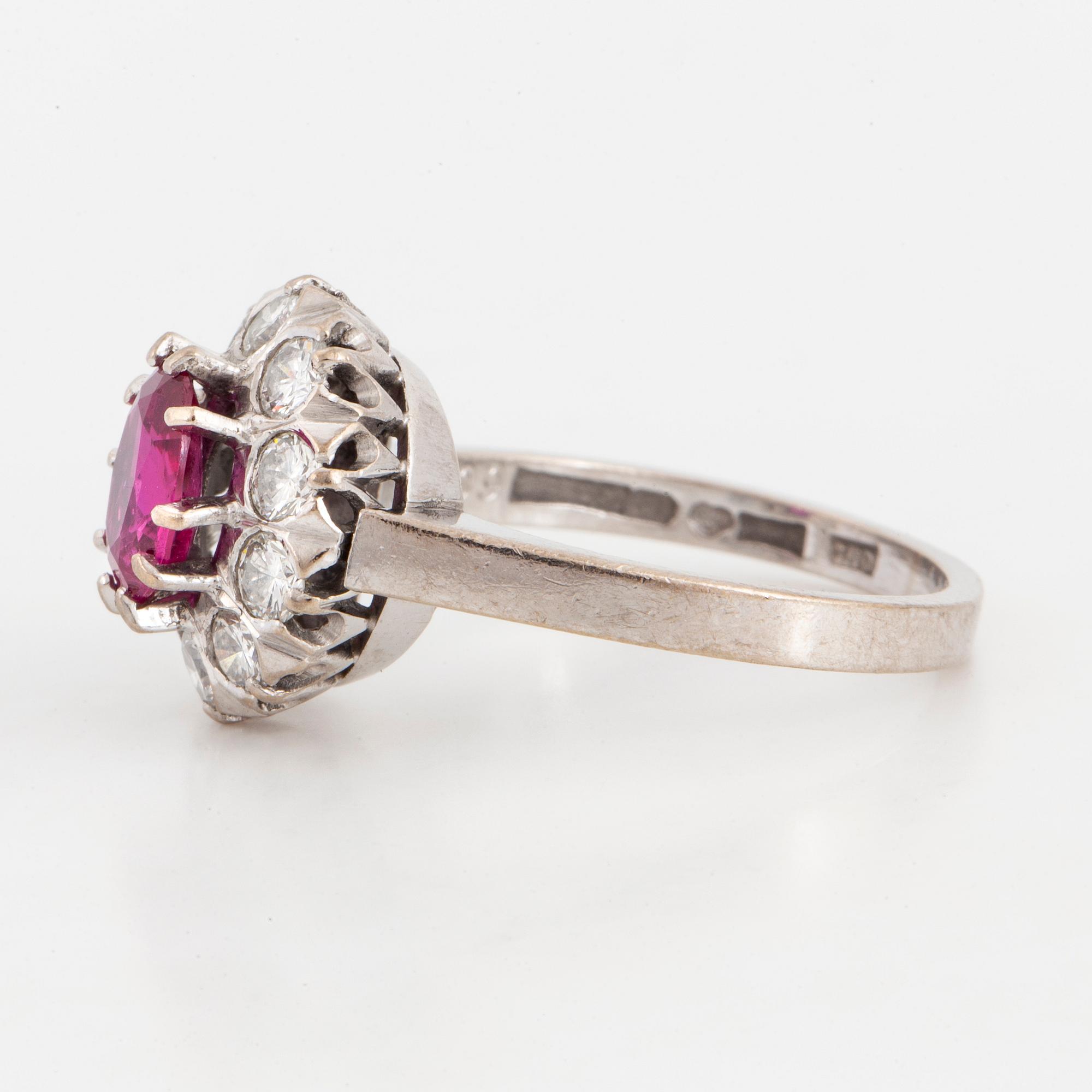 RING, med ovalslipad rubin 0.99 ct samt briljantslipade diamanter totalt 0.71 ct.