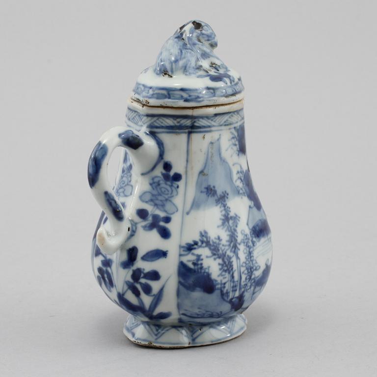 KANNA MED LOCK, porslin, Kina, 1700-tal.