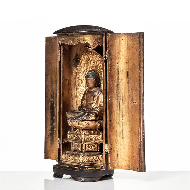 Buddha i altarskåp, lackerat trä. Japan, Edo, 1800-tal.