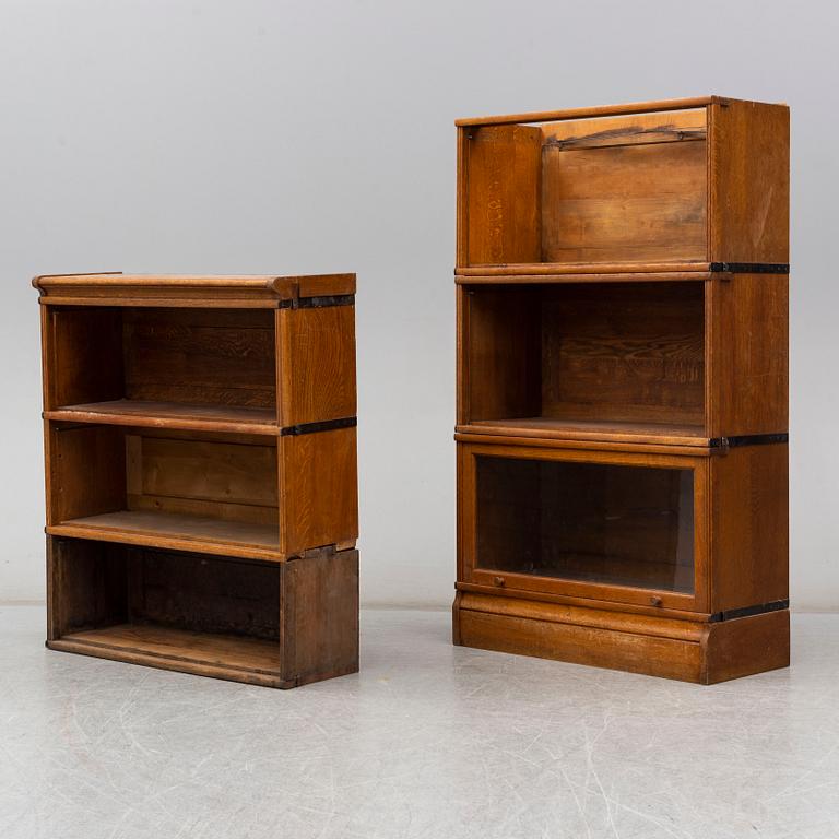 A mid 20th century oak cabinet.