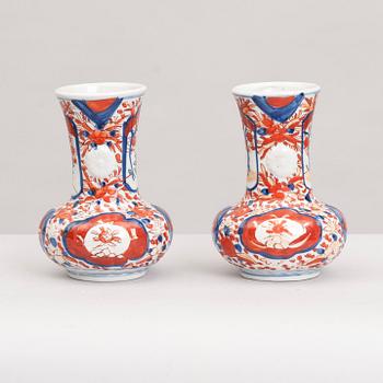 VASER, 2 st, porslin, Imari, Japan, 1900-tal.