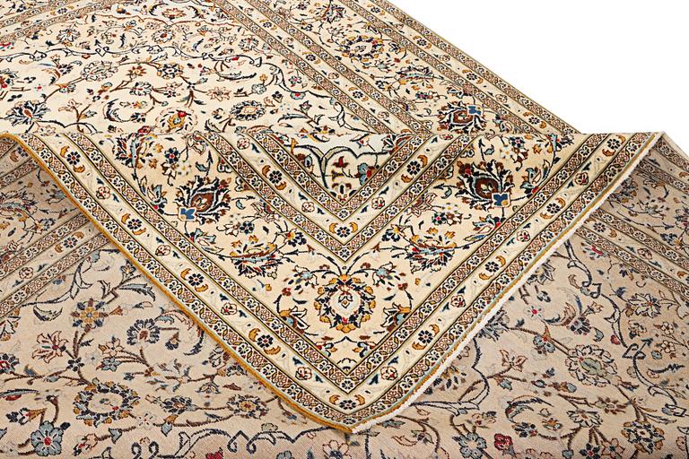 A part silk Kashan carpet, a. 353 x 244 cm.