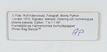 Rolf Adlercreutz, Fotografi Monty Python 1970, signerad a tergo.