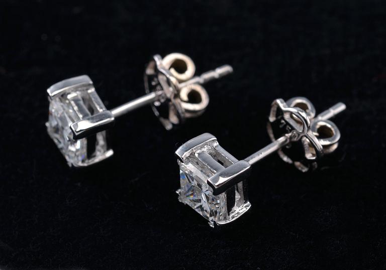 A PAIR OF EARRINGS, princess cut diamonds 1.40 ct. F/vvs 1-2. Laser marked with ID no. GIA certificate.