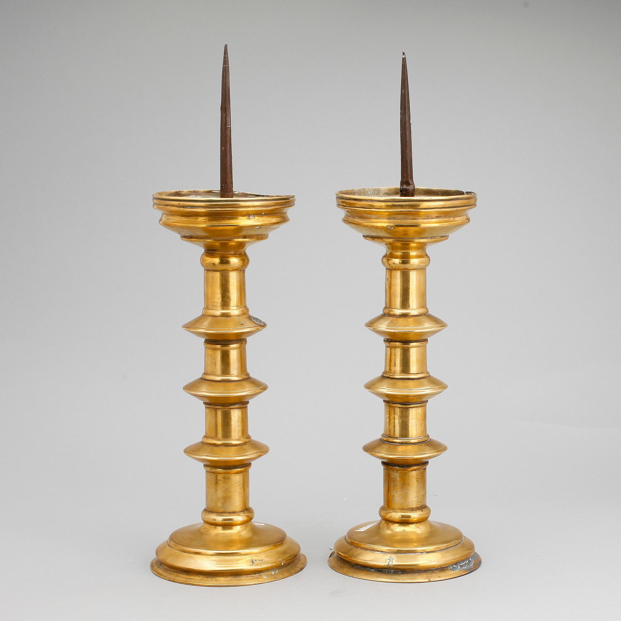 LJUSSTAKAR, ett par, mässing, sengotisk modell, 15/1600-tal.