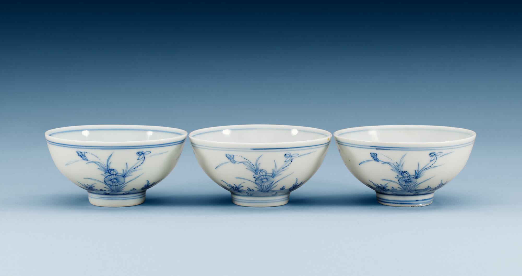 A pair of blue and white cups, Qing dynasty (1644-1912) with Yongzheng´s six character mark.
