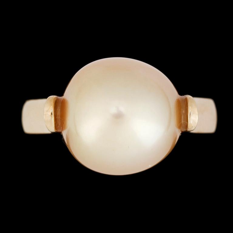 A cultured golden South sea pearl ring, 11,5 mm.
