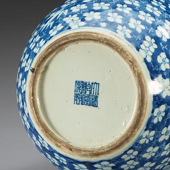 A blue and white vase, Qing dynasty, 19th Century, with Qianlongs seal mark.