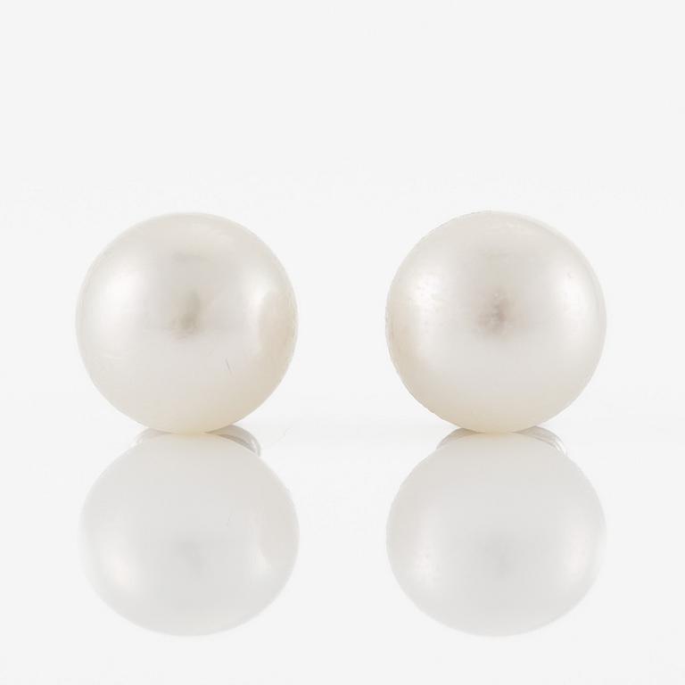 Earrings 18K white gold with cultured Akoya pearl.