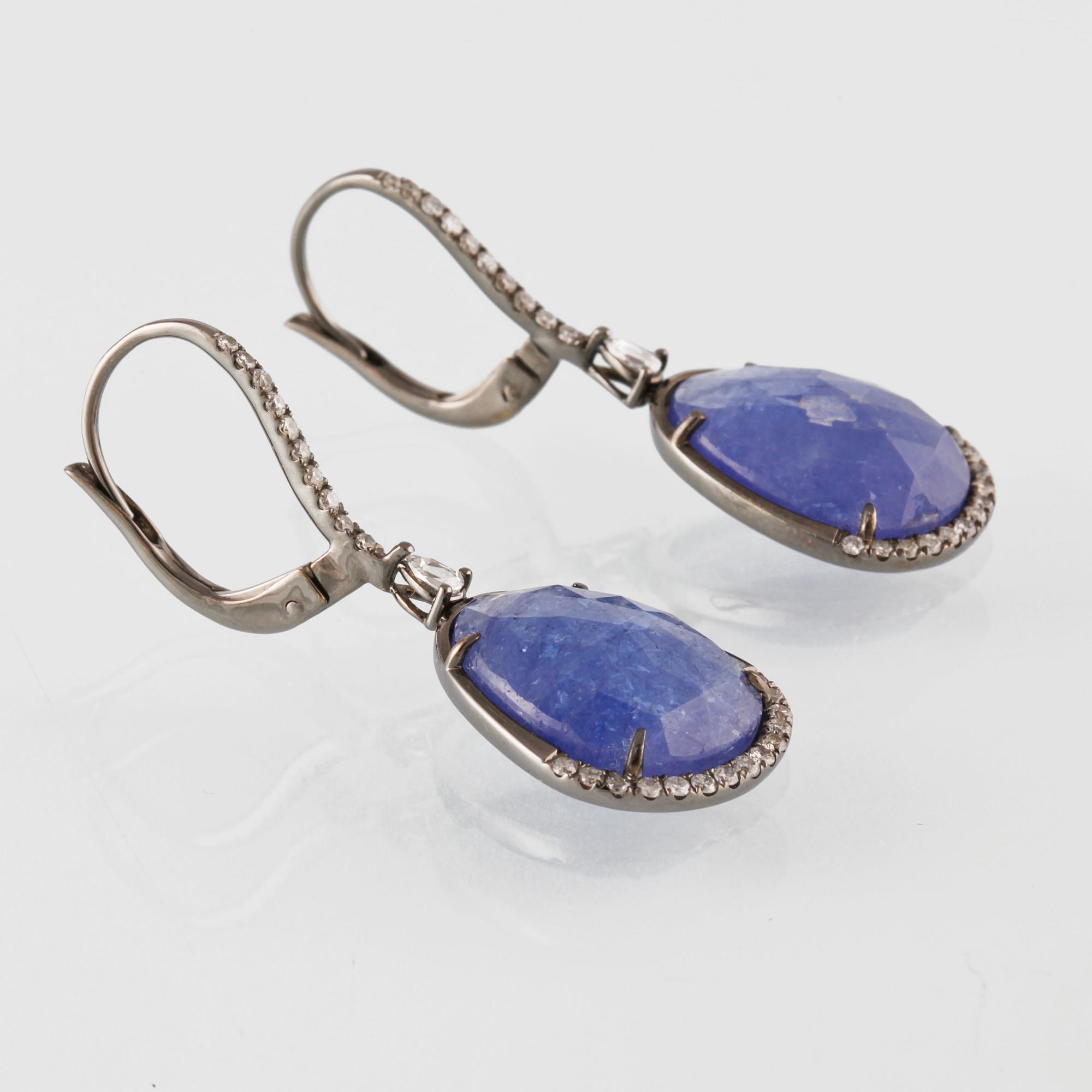 ÖRHÄNGEN, 8K guld med briljant och fasettslipade diamanter samt fasettslipade tanzaniter, ca 15.90 ct, Vikt 8 gram.