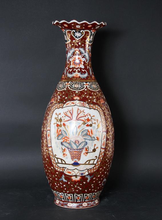 GOLVURNA, porslin, orientalisk.
Proveniens: Git Gay.