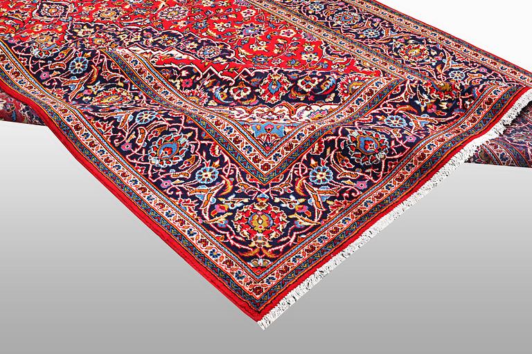 A carpet, Kashan, ca 354 x 251 cm.