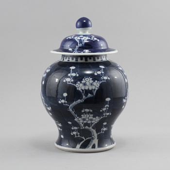 LOCKURNA, porslin, Kina, 1900-tal.