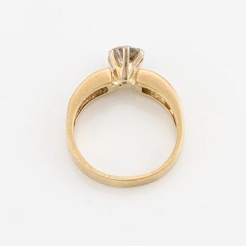 Ring, gold with brilliant-cut diamond and princess-cut on the sides.