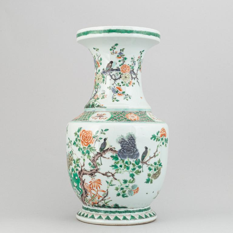 Vas, porslin, Qingdynastin, sent 1800-tal.