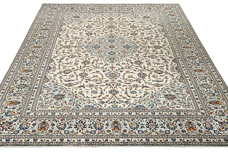 A Kashan carpet, c. 400 x 290 cm.