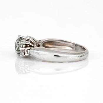 RING, med briljantslipade grönfärgad diamant ca 1,04 ct och övriga diamanter totalt ca 0,29 ct.