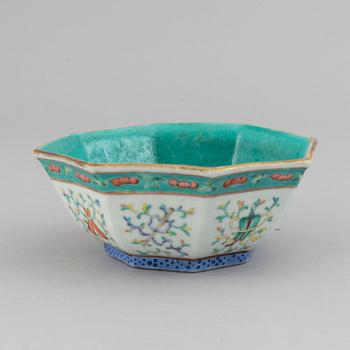 A small famille rose bowl, late Qing dynasty, 19th Century.