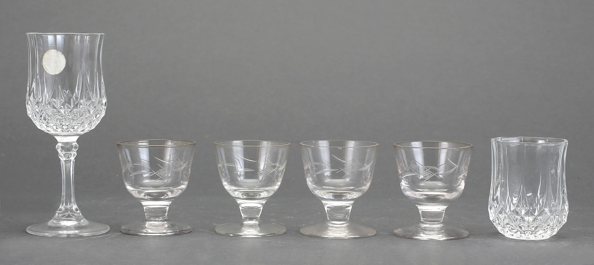 KARAFFER med PROPP, 6 st samt SNAPS/LIKÖRGLAS, 10 st, 1800/1900-tal.