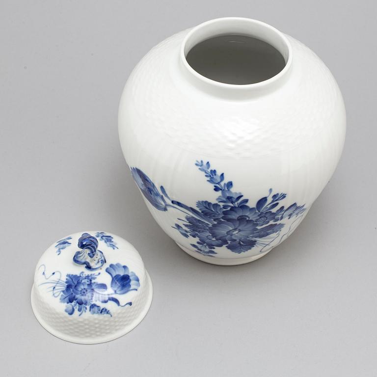 A Royal Copenhagen 'Blå blomst' jar with cover, 20th Century.