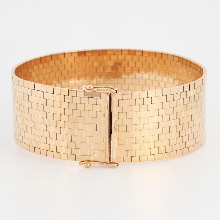 An 18k gold bracelet.