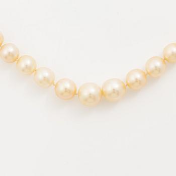 Collier pärlor lås 18K vitguld med åttkantslipade diamanter.