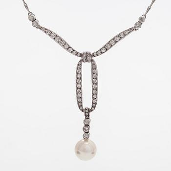 Halsband, 18K vitguld, briljantslipade diamanter och odlad pärla, England.