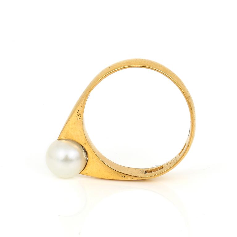 RING, 23K guld med odlad pärla, Carl Fredrik Widmark, Köping, 1901. Total vikt ca 7,04 g.