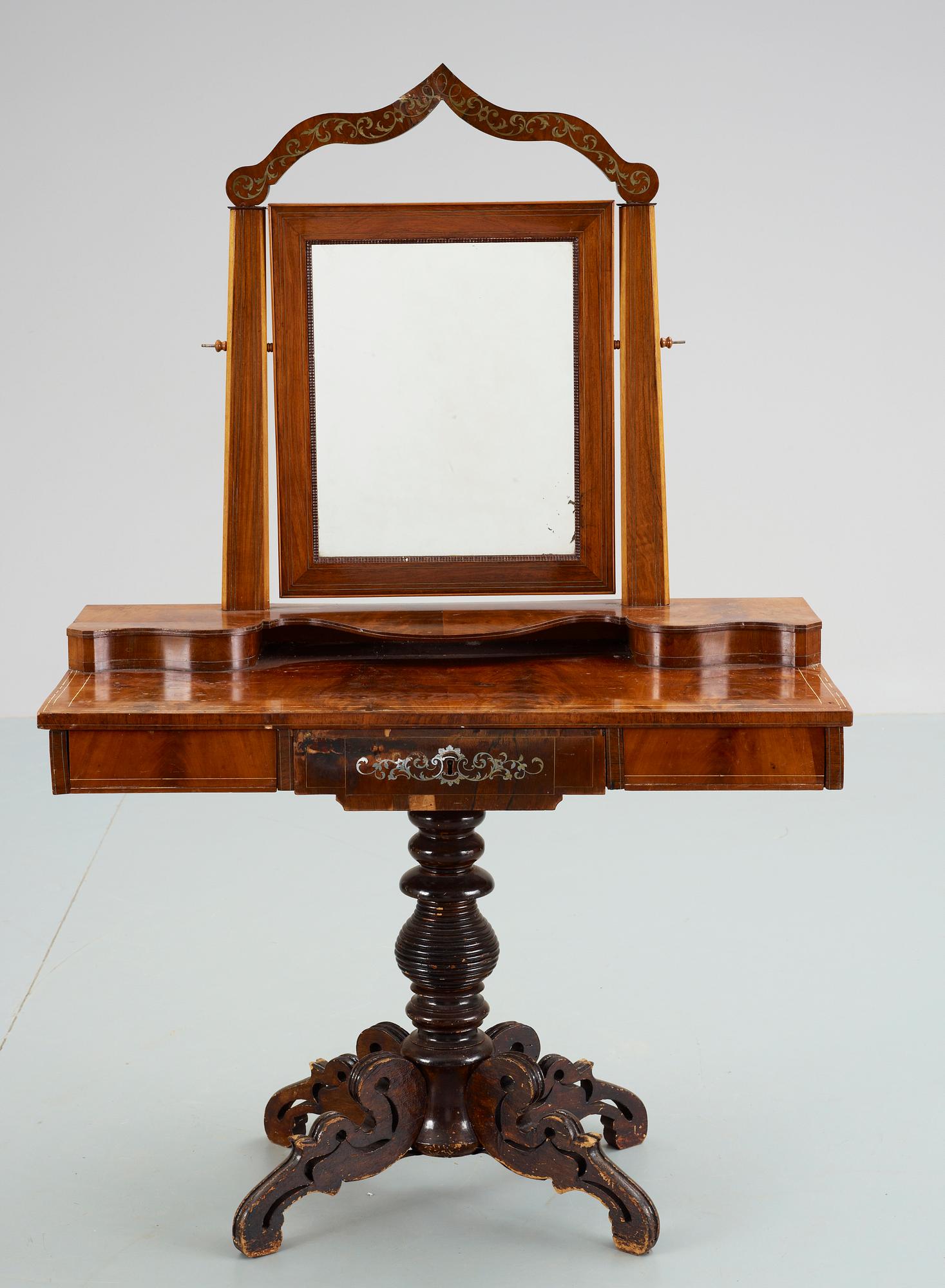 KUNGLIGT TOILETTEBORD, senempire, kungliga ägarmärkningar á tergo, 1800-talets mitt.
