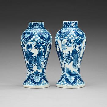 A pair of blue and white vases, Qing dynasty, Kangxi (1662-1722).