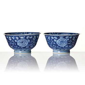 A pair of blue and white reverse decorated floral bowls, Qing dynasty, Kangxi (1662-1722).