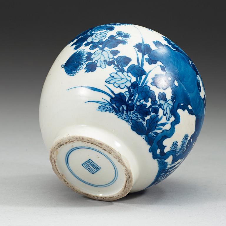 A blue and white vase, Qing dynasty Kangxi (1662-1722).