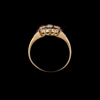 RING, 18k guld, importstämplad, med  runda antikslipade rubiner och diamant. Vikt ca 2,3 gram.