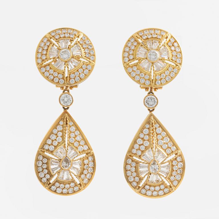 Ola Sellèn, Earrings and Pendant, Gold and Brilliant-cut Diamonds, 8.30ct. 1980s, with case.