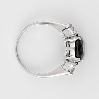 RING med obehandlad Burmesisk safir 5.25 ct samt trilliantslipade diamanter totalt ca 0.45 ct.