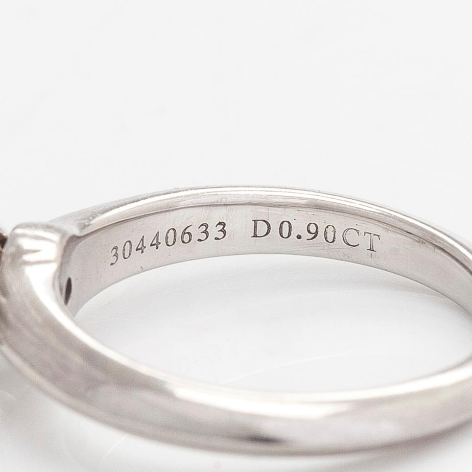 Tiffany & Co, sormus, platinaa, briljanttihiottu timantti noin 0.90 ct kaiverruksen mukaan.