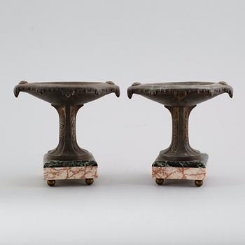 BORDSPENDYL, F Marti, Frankrike, 1800-talets andra hälft samt TAZZOR, 1 par, snarlika.