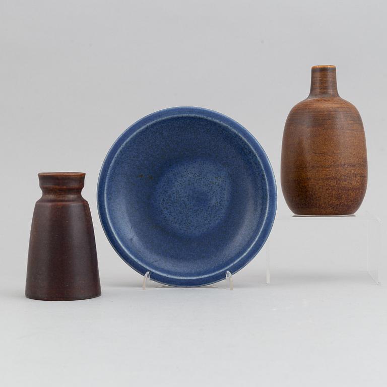 Erich & Ingrid Triller, a set of two stoneware vases and a dish, Tobo, Sweden.