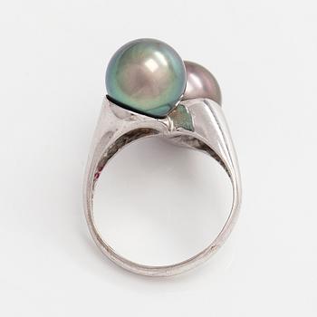 An 18K white gold ring with cultured Tahitian pearls.