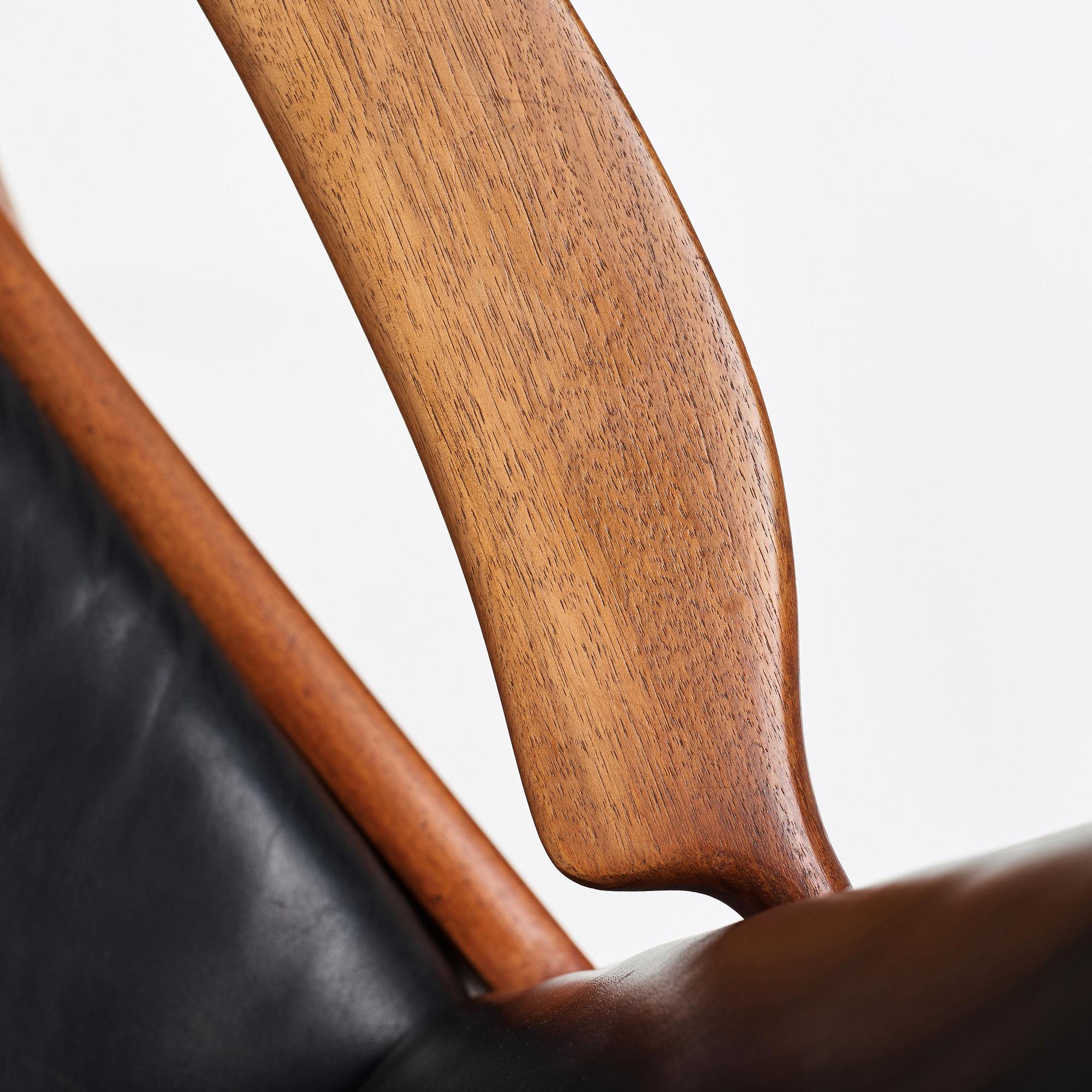 Hans J. Wegner, a pair of "AP16" teak and black leather armchairs, AP-stolen, Denmark 1950-60´s.