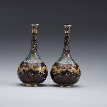 A pair of cloisonné vases, late Qing dynasty (1644-1912).