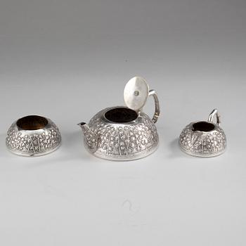 TESERVIS, 3 delar, silver, Grish Chunder Dutt, Bhovanipore, Calcutta, Indien. Vikt 888 g.