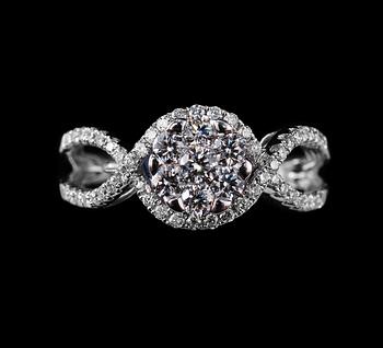 527. A RING, brilliant cut diamonds c. 0.71 ct. 18K white gold. Weight 4,1 g.