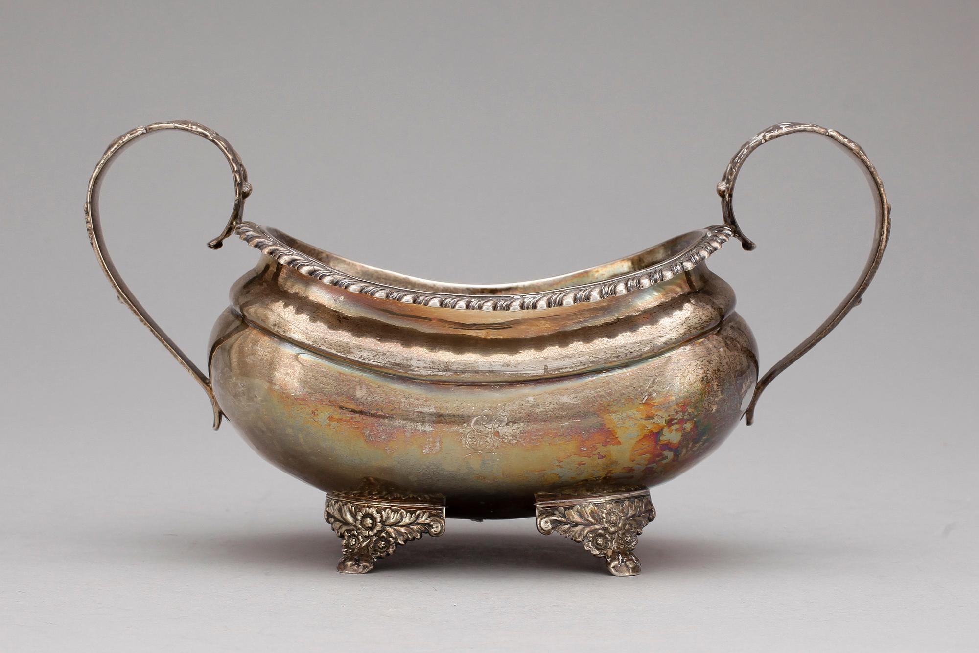 SKÅL, silver, troligen AB Savory och London 1827. Vikt ca 300 gram.