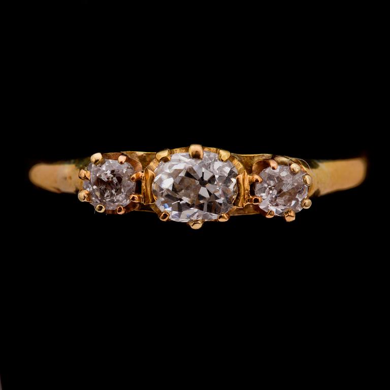 RING, 18k guld med tre antikslipade diamanter tot 0,45 ct. Tot vikt 3 g.