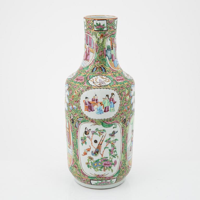 A porcelain vase, Canton, Qing dynasty, 19th Century.